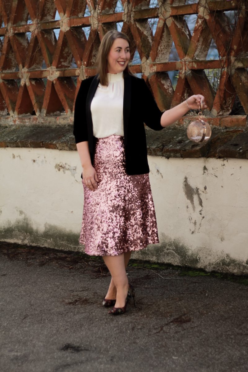 Miss-Suzie-Loves-Susanne-Heidebach-Silvester-Outfit-Pailletten-Rock-Samt-Blazer-Kaefig-Clutch-Fashionblogger_2