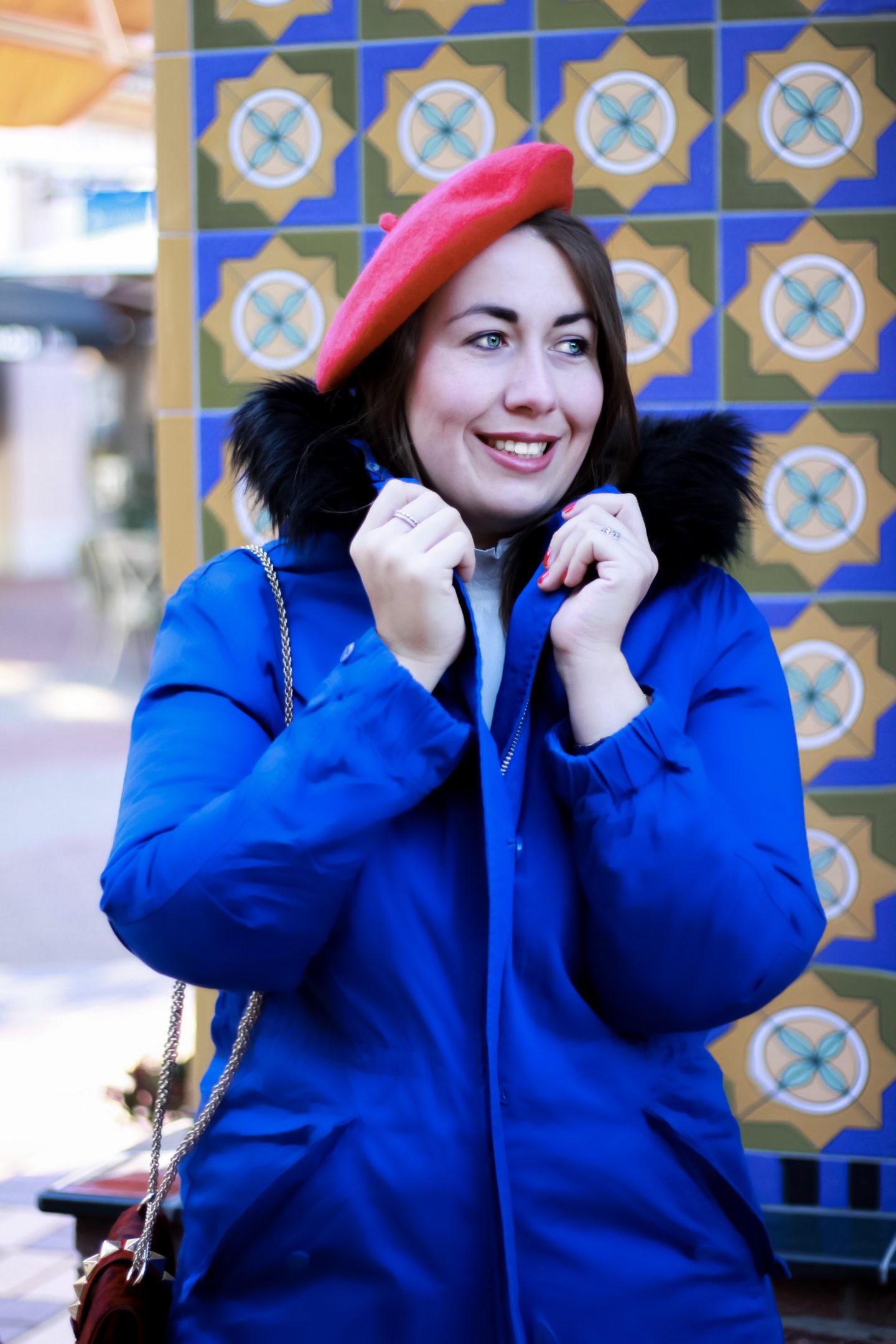 Susanne-Heidebach-Miss-Suzie-Loves-Weihnachtsmarkt-Besuch-Outdoor-Parka-Curvyfashion-Sheego-Baskenmuetze