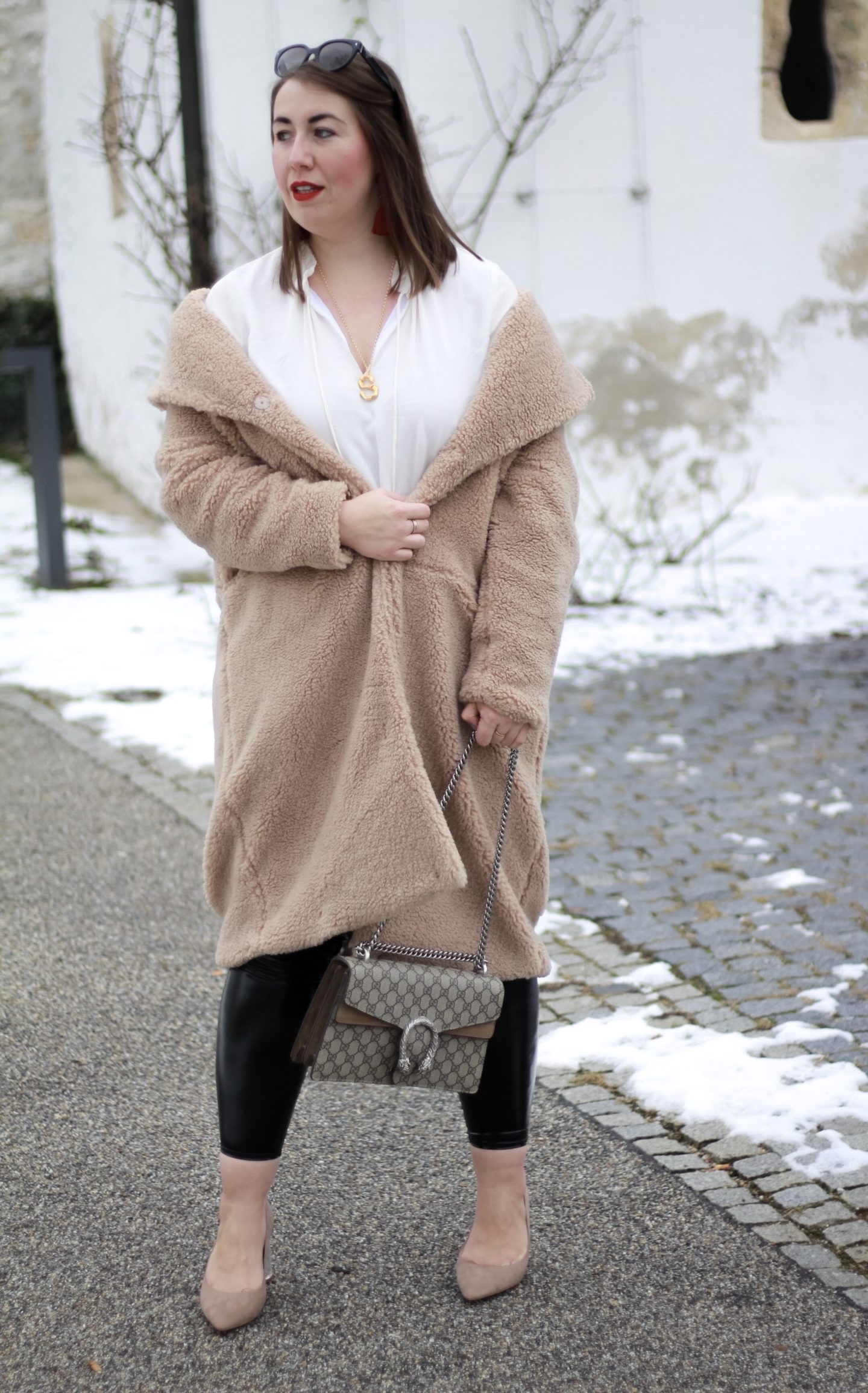 Streetstyle-Trend-Slumping-Teddycoat-Miss-Suzie-Loves-Gucci-Dionysus-Susanne-Heidebach