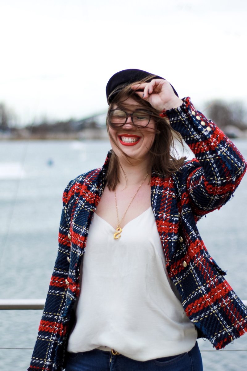 Susanne-Heidebach-Miss-Suzie-Loves-Kolumne-Uber-das-Alter-werden-karierter-Zara-Blazer-Tweed-Wind