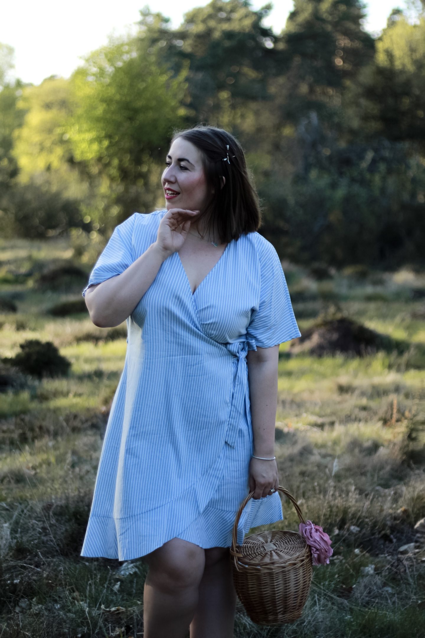 Susanne-Heidebach-Miss-Suzie-Loves-Sheego-Miyabi-Kawai-Wickelkleid-Nachmittagskleid-Blau-R&uuml;schen-Curvy-Plus-Size-Blogger-A-Typ