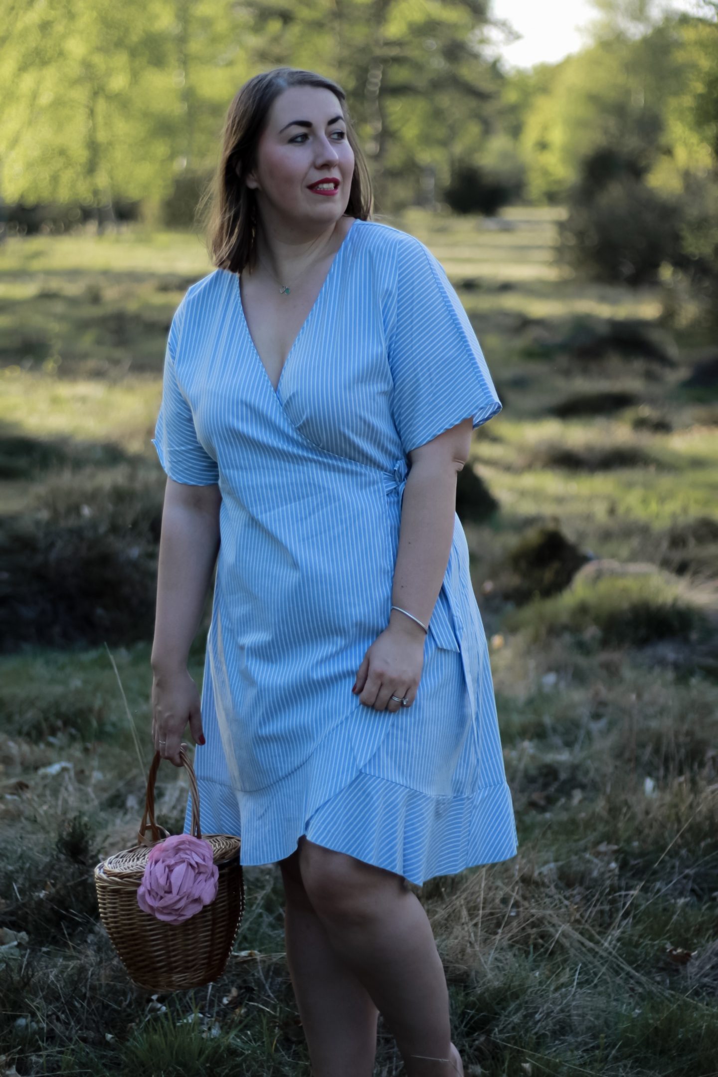 Susanne-Heidebach-Miss-Suzie-Loves-Sheego-Miyabi-Kawai-Wickelkleid-Nachmittagskleid-Blau-R&uuml;schen-Curvy-Plus-Size-Blogger-A-Typ-Maxikleid-Abendkleid-Rot-Pink