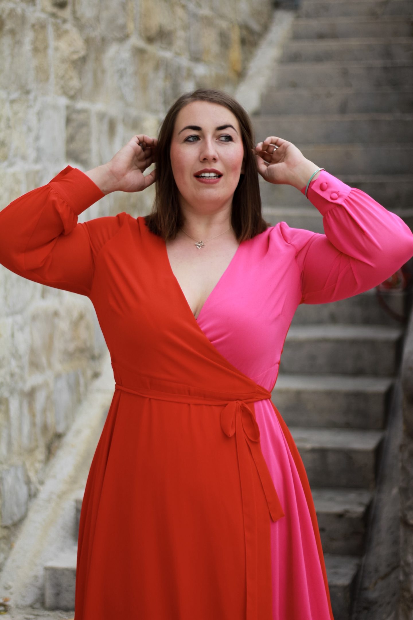 Susanne-Heidebach-Miss-Suzie-Loves-Sheego-Miyabi-Kawai-Wickelkleid-Nachmittagskleid-Blau-R&uuml;schen-Curvy-Plus-Size-Blogger-A-Typ-Maxikleid-Abendkleid-Rot-Pink