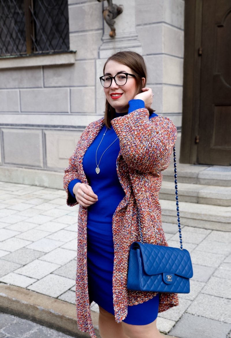 Trendfarbe-Kobaltblau-Strickkleid-kombiniert-Chanel-Timeless-Miss-Suzie-Loves