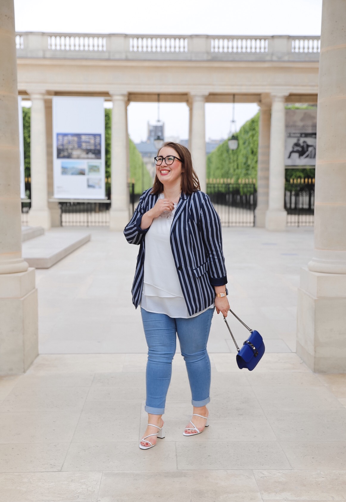 Samoon-Streifen-Blazer-kombineren-Palais-Royal-Paris-Fotoshooting-Sommerlook-Jeans-Miss-Suzie-Loves-Susanne-Heidebach