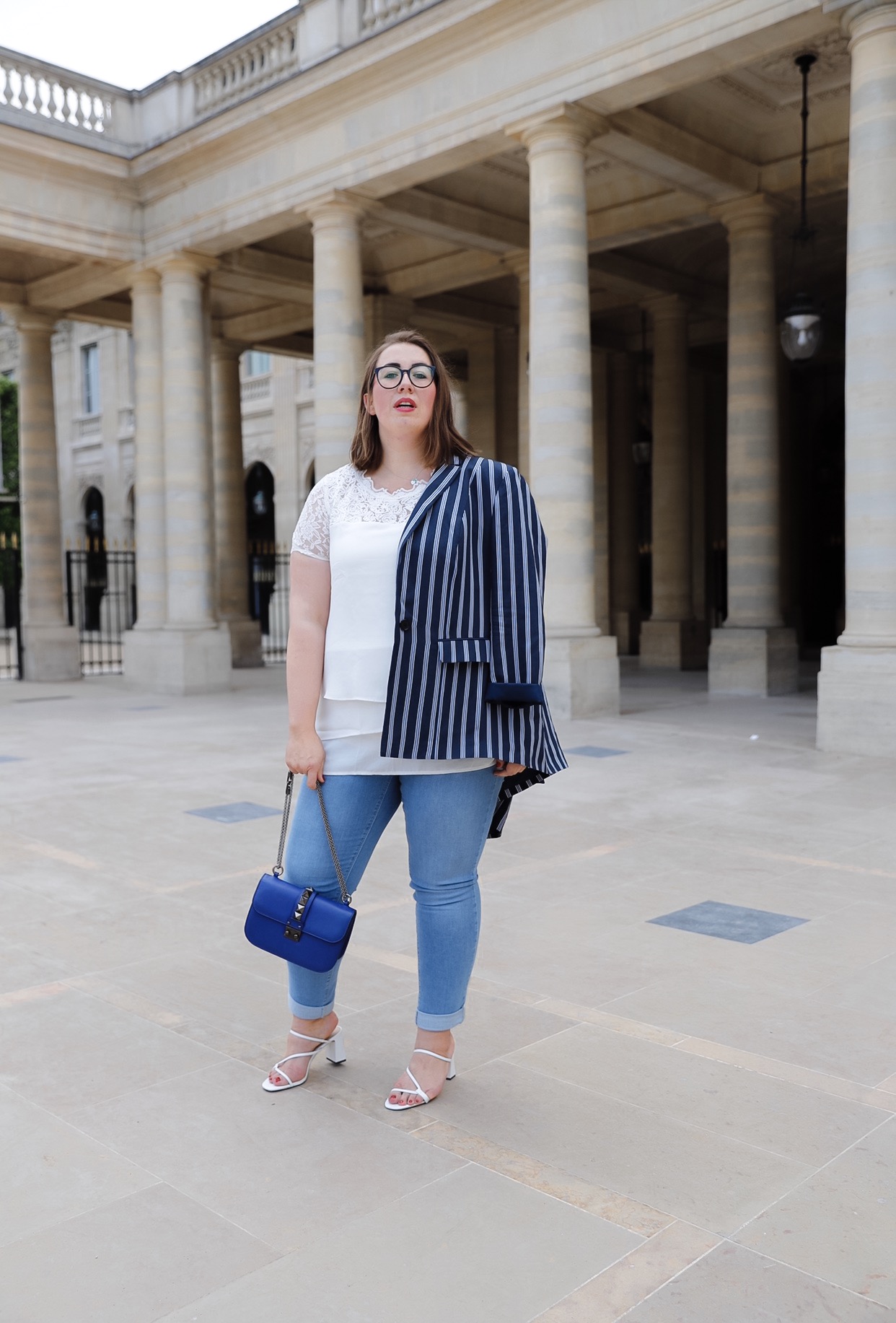 Samoon-Streifen-Blazer-kombineren-Palais-Royal-Paris-Fotoshooting-Sommerlook-Jeans-Miss-Suzie-Loves-Susanne-Heidebach