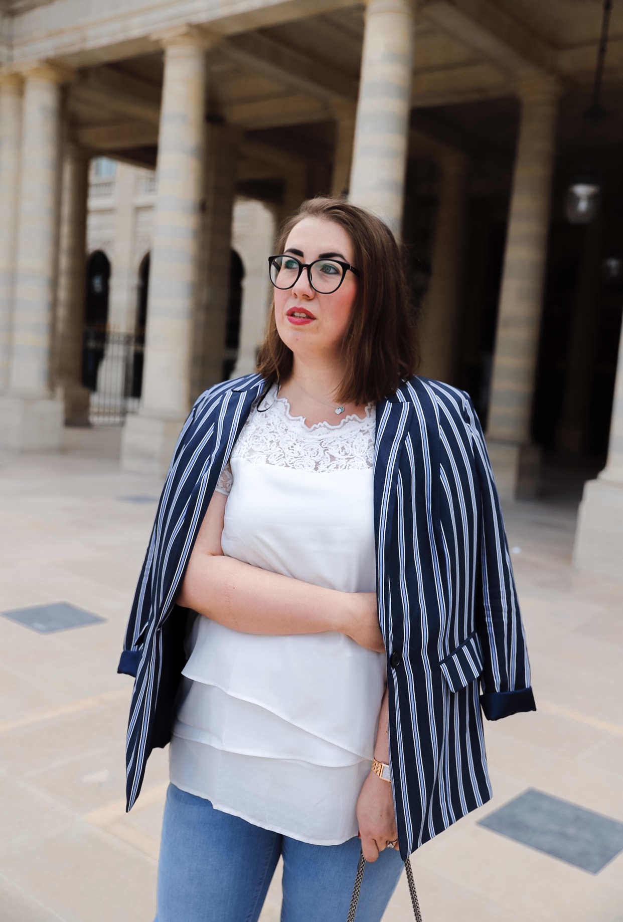 Samoon-Streifen-Blazer-kombineren-Palais-Royal-Paris-Fotoshooting-Sommerlook-Jeans-Miss-Suzie-Loves-Susanne-Heidebach