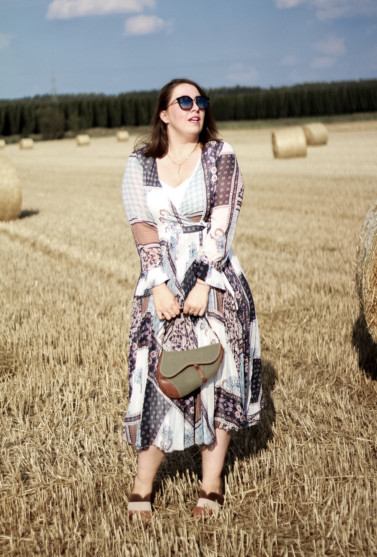 Boho-Vibes-Hippie-Kleid-Miss-Suzie-Loves-Susanne-Heidebach-Feminines-Patchwork-Kleid-H&M-Wickelkleid-Fotoshooting-Weizenfeld-Vintage-Dior-Saddle-Bag