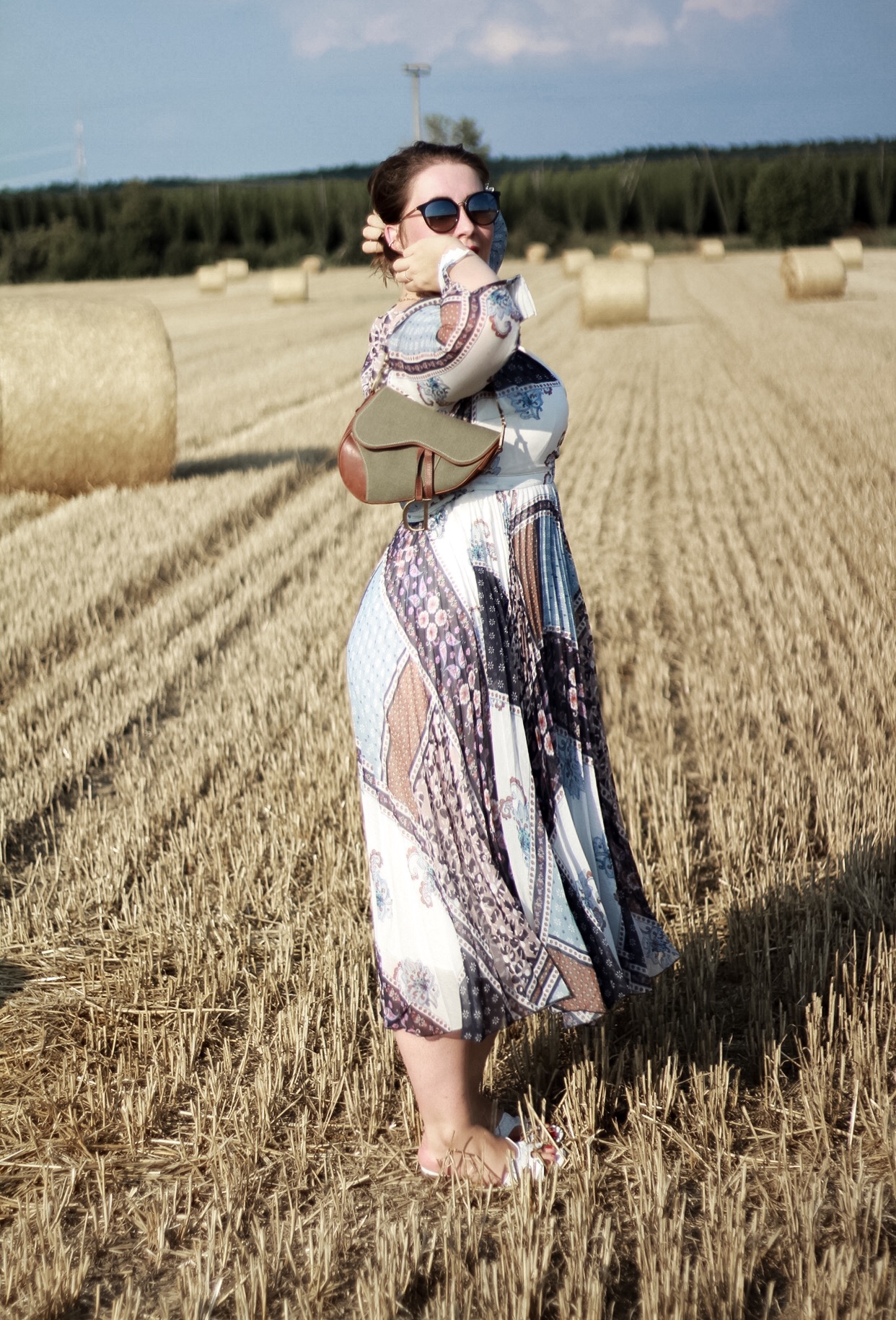 Boho-Vibes-Hippie-Kleid-Miss-Suzie-Loves-Susanne-Heidebach-Feminines-Patchwork-Kleid-H&M-Wickelkleid-Fotoshooting-Weizenfeld-Vintage-Dior-Saddle-Bag