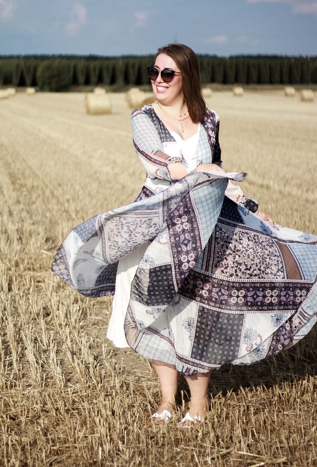 Boho-Vibes-Hippie-Kleid-Miss-Suzie-Loves-Susanne-Heidebach-Feminines-Patchwork-Kleid-H&M-Wickelkleid-Fotoshooting-Weizenfeld