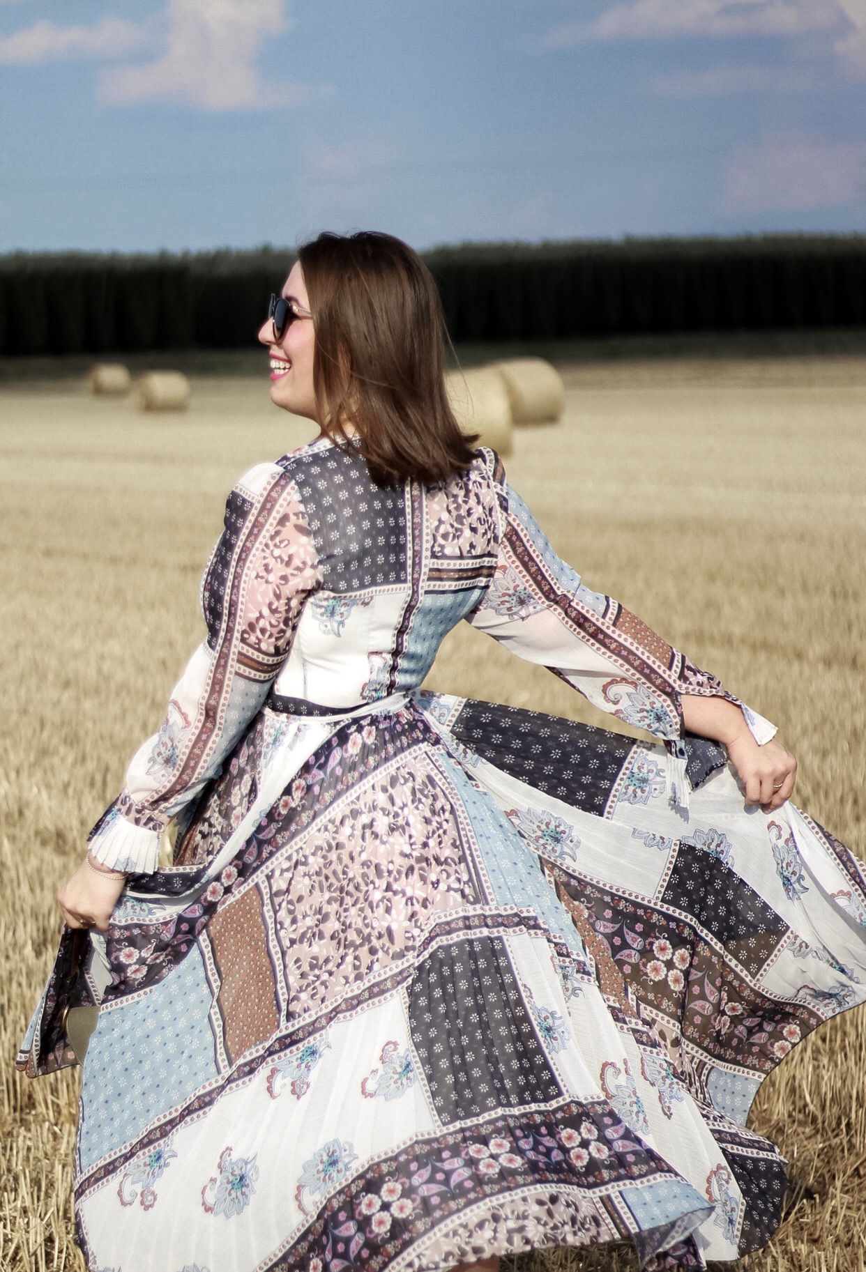 Boho-Vibes-Hippie-Kleid-Miss-Suzie-Loves-Susanne-Heidebach-Feminines-Patchwork-Kleid-H&M-Wickelkleid-Fotoshooting-Weizenfeld