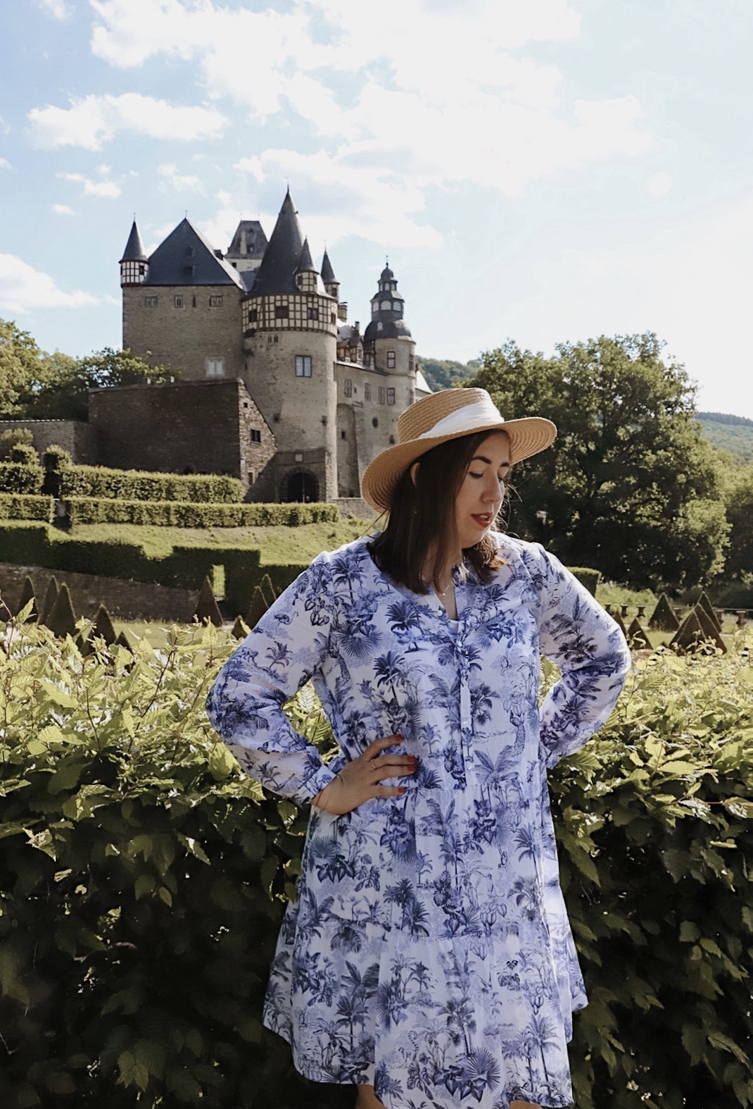 Gerry-Weber-Leinenkleid-Schloss-Bürresheim-Toile-de-Jouy-Muster-kombinieren-Sommertrend-Susanne-Heidebach-Miss-Suzie-Loves