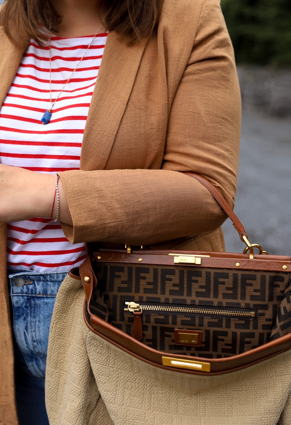 Parisienne-Style-French-Chic-Outfit-Tipps-Breton-Shirt-Streifenshirt-Ringelshirt-Momjeans-Vintage-Fendi-Peekaboo-Leinen-Bag-Leinenblazer-Mom-Jeans_Miss-Suzie-Loves