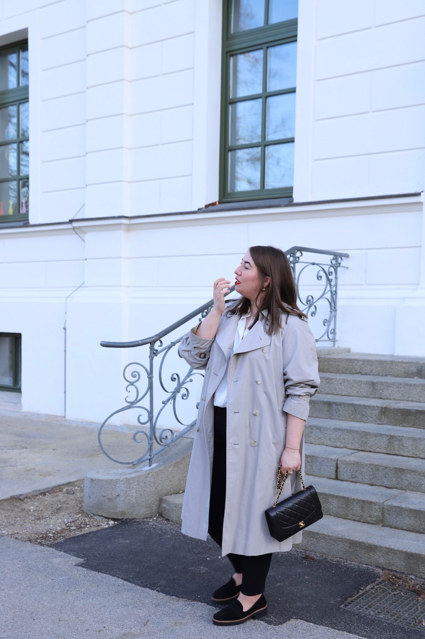 Vintage-Burberry-Trenchcoat-Unisex-beige-Wardrobe-Essential-Investment-Piece-misssuzieloves-Outfitinspiration-Chanel-Diana