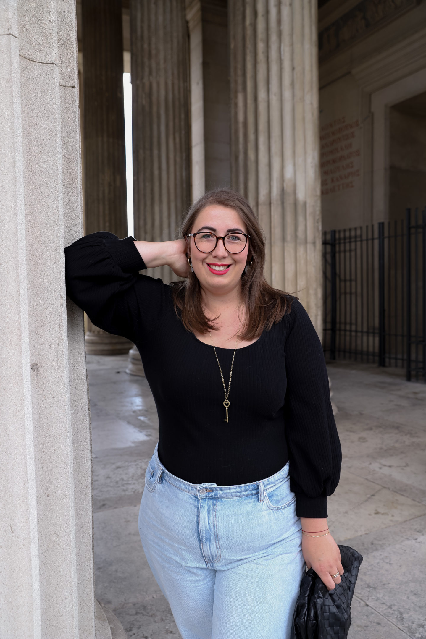 Daily-Uniform-Nie-wieder-nichts-anzuziehen-Minimalistischer-Casual-Look-Ayen-Shirt-Momjeans-Bottega-Veneta-Pouch-misssuzieloves-Susanne-Heidebach-Königsplatz-Plussizeblogger-Germany